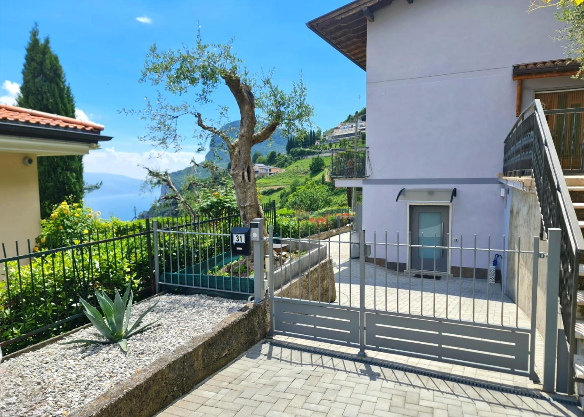 Bellavista Lago Apartment Patio And View By Gardadomusmea Pieve  Zewnętrze zdjęcie
